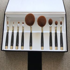 Brand new Artis Fluenta 9 brush set